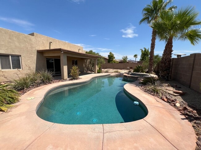 Building Photo - POOL HOME IN ESTRELLA!