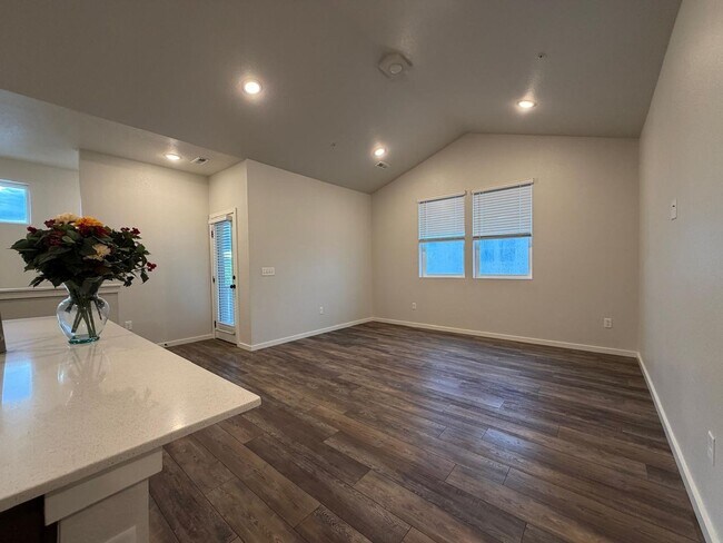 Building Photo - 569 Vicot Wy