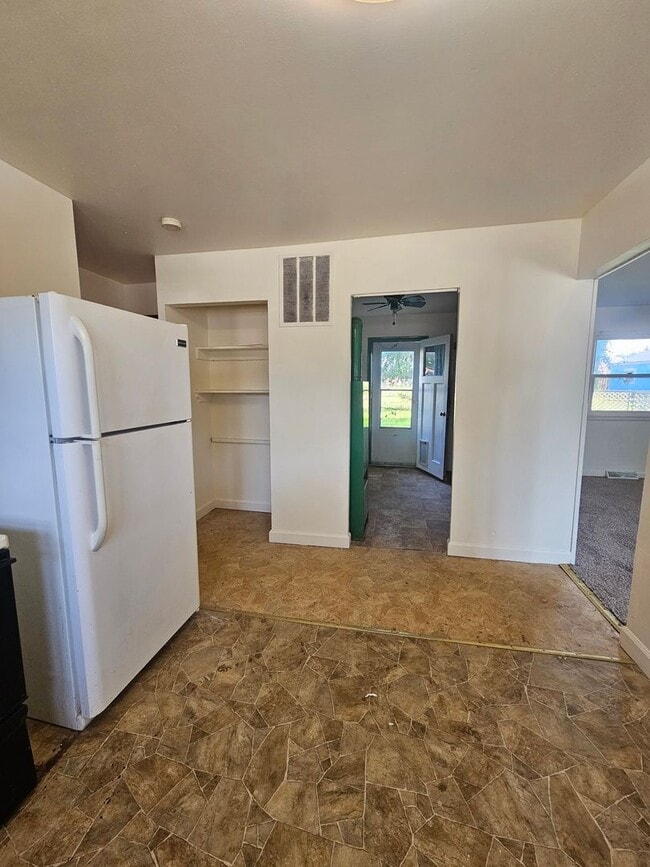 Building Photo - 2 BED | 1 BATH | SINGLE-LEVEL HOME | ROBBI...