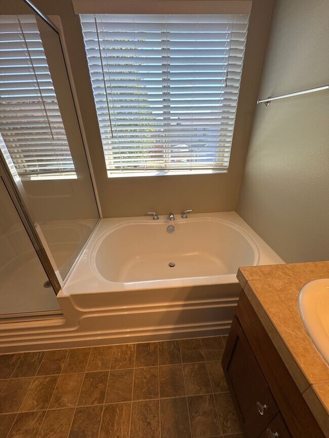 Building Photo - Beautiful 3 bedroom with bonus loft area i...