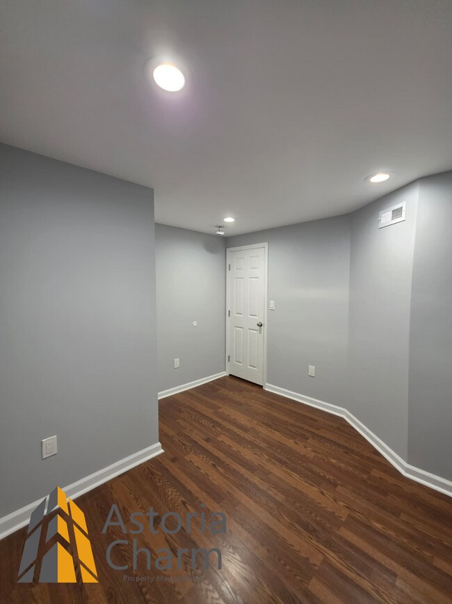 Building Photo - Renovated 2 Bedroom + Den, 3 Bath Home with Ensuites, Finished Basement and Stainless Appliances