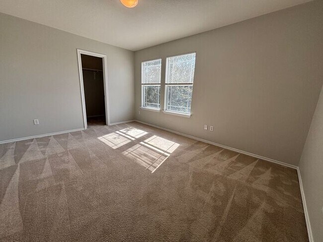 Building Photo - Spacious & Bright 4-Bedroom Home with Mode...