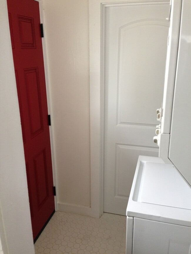 Laundry Hookups - 6105 Monterey Rd