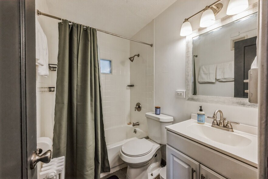 Building Photo - 3525 S Bannock St