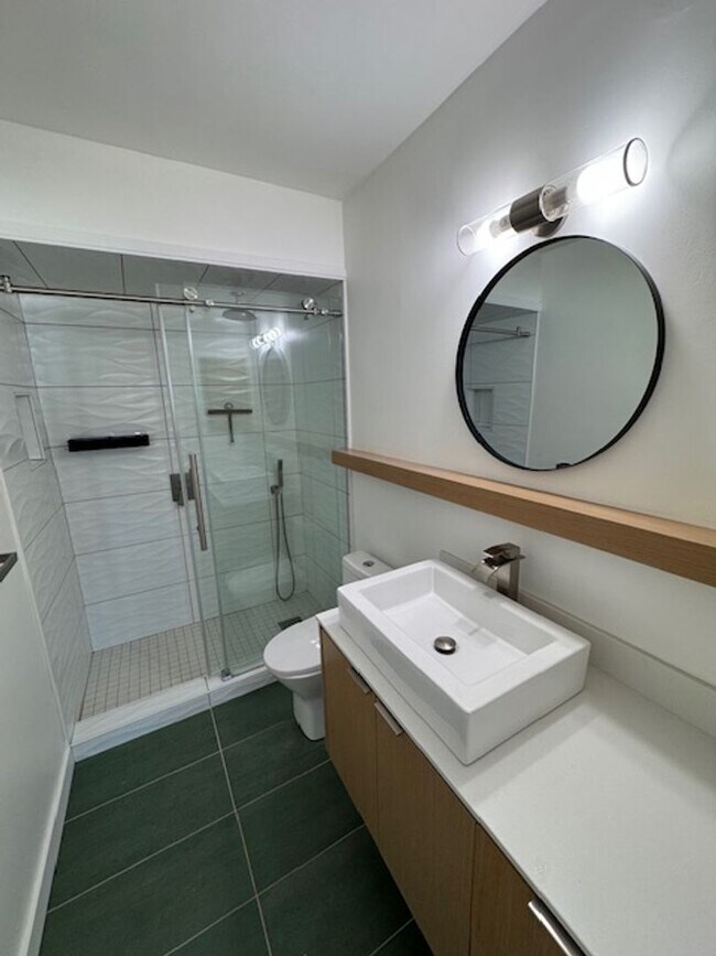 Building Photo - Modern Alamitos Beach 2 bedroom Condo plus...
