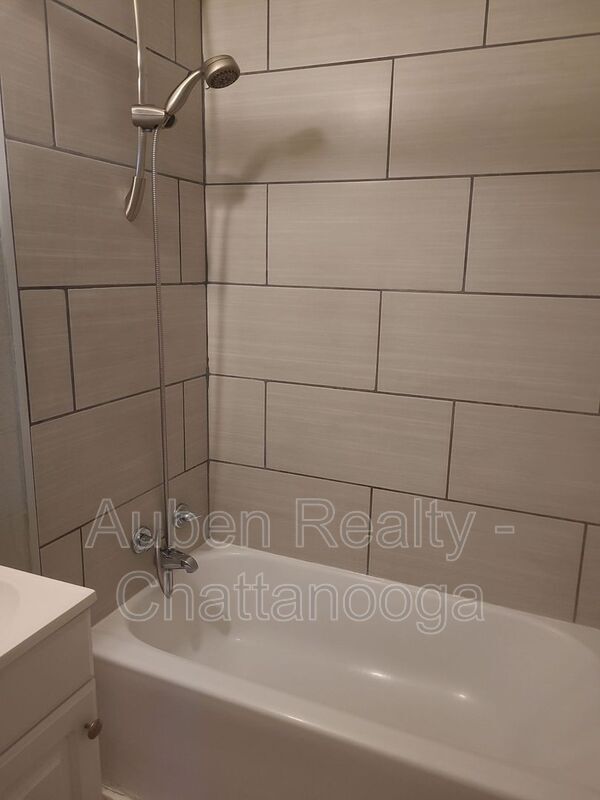 Building Photo - 713 Lupton Dr