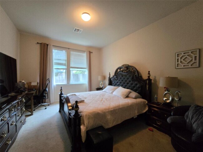 Building Photo - 204 Valona Loop