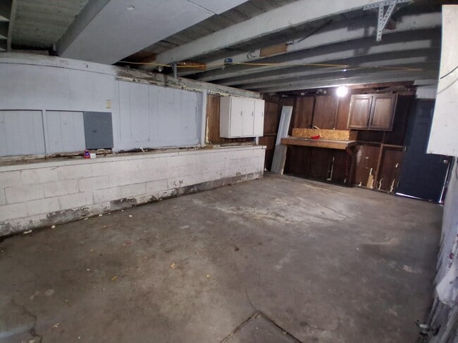 Building Photo - 619 Plum-