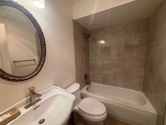 Building Photo - 3 BR Condo in Carlsbad! Close to Walking T...