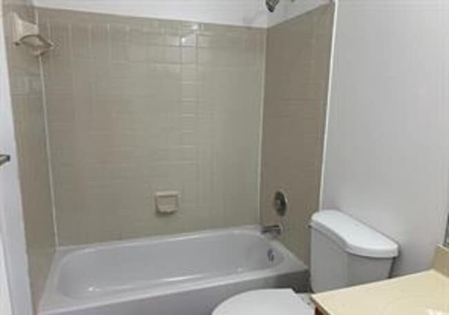 Building Photo - Very well maintained 3 bedroom 2 full 2 ha...