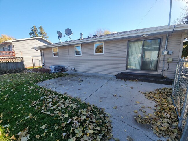 Building Photo - Family-Friendly 3BR Ranch with Home Office...