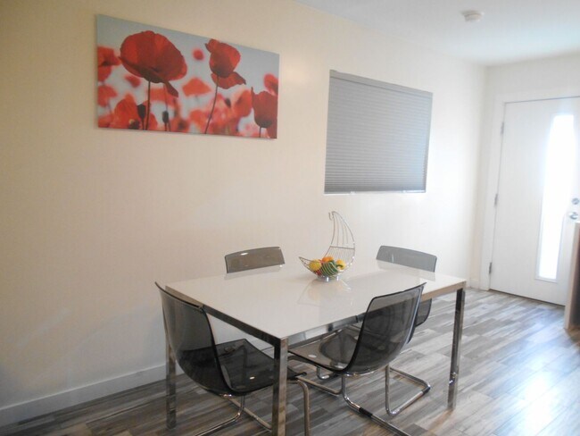 Building Photo - Charming Fully Remodeled Bungalow in Downtown Las Vegas