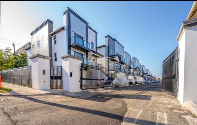 Building Photo - 716 Seaport Dr.