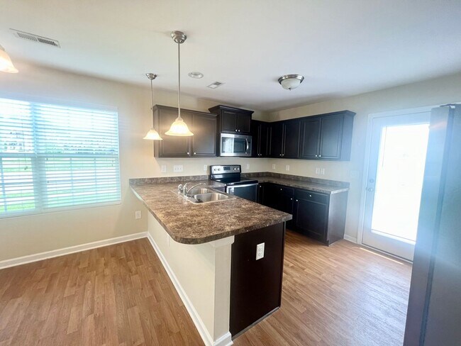Building Photo - Three bed, 2.5 bath town house located in ...