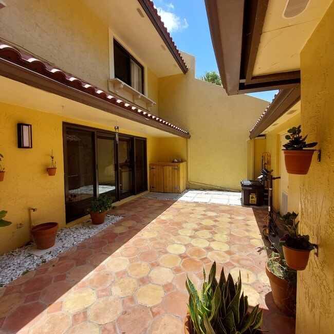 Building Photo - 3871 Alcantara Ave