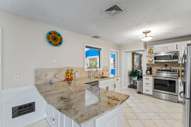 Building Photo - 8 Glenview Dr