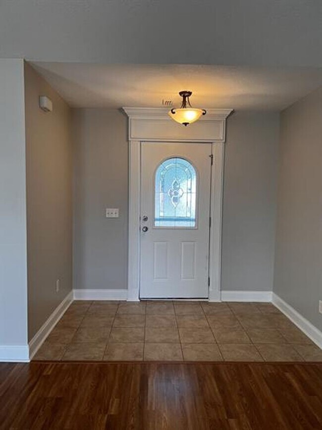 Building Photo - 4 bedroom beautiful home available August 14!!