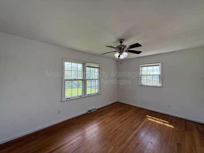 Building Photo - 1804 Sherwood Dr