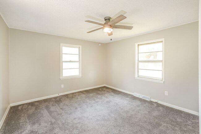Building Photo - 2416 SW 25th Dr