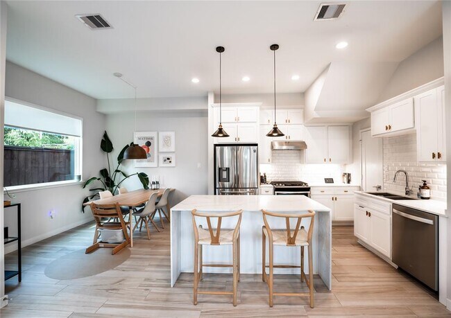 Building Photo - 827 Martin St