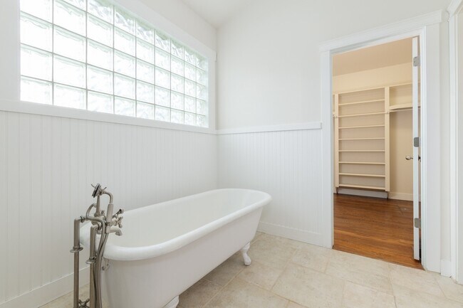 Building Photo - 2630 New Orchard Ct