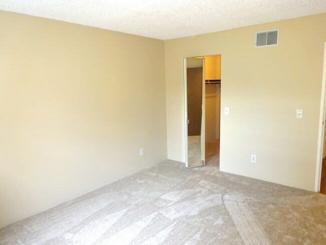 Building Photo - Charming 1 Bedroom 1 Bath First Floor Cond...