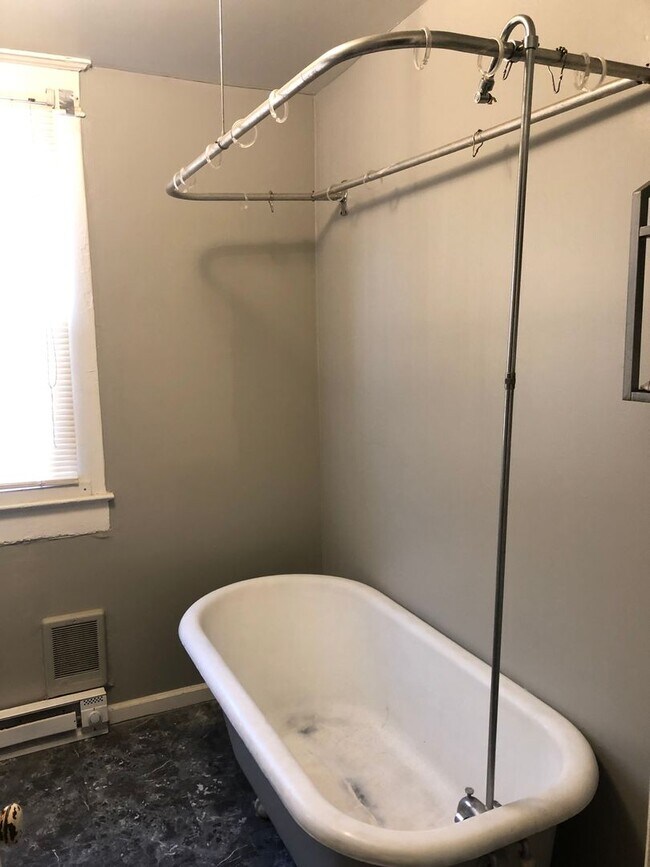 Building Photo - 1 BR 1Bath upstairs apartment