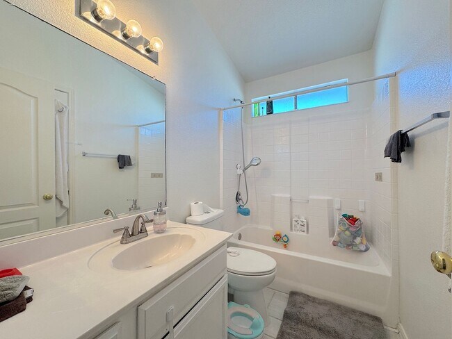 Building Photo - East El Paso 4 bed Refrig A/C w/Gorgeous L...