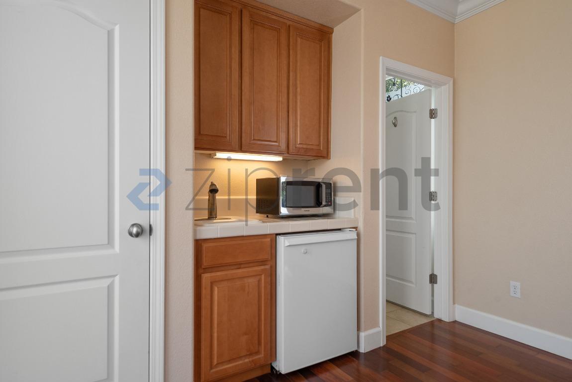 Building Photo - Unit 1