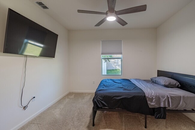 Building Photo - 2402 SE Gillette Ave