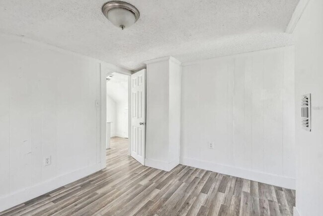Building Photo - Housing Voucher Accepted: Charming 4-Bedro...