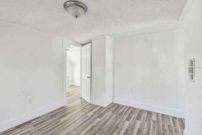 Building Photo - Housing Voucher Accepted: Charming 4-Bedroom Home in Saint Petersburg