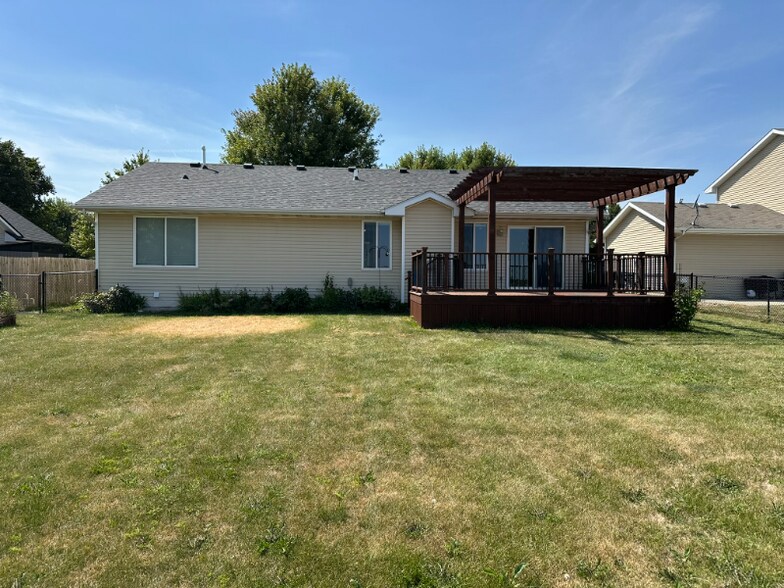 Building Photo - 585 SE Crabapple Dr