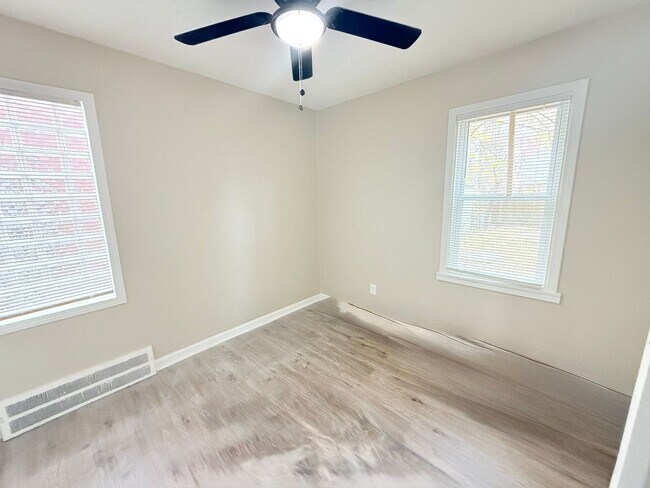 Building Photo - This beautifully updated 3-bedroom, 1-bath...