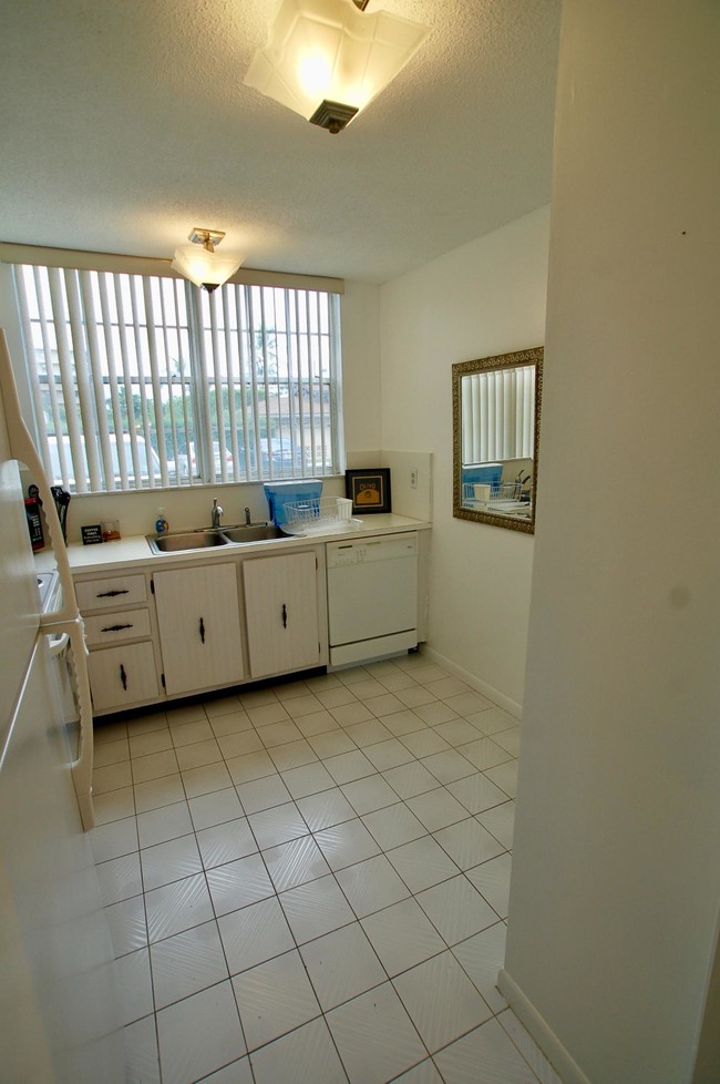 Building Photo - 3575 S Ocean Blvd