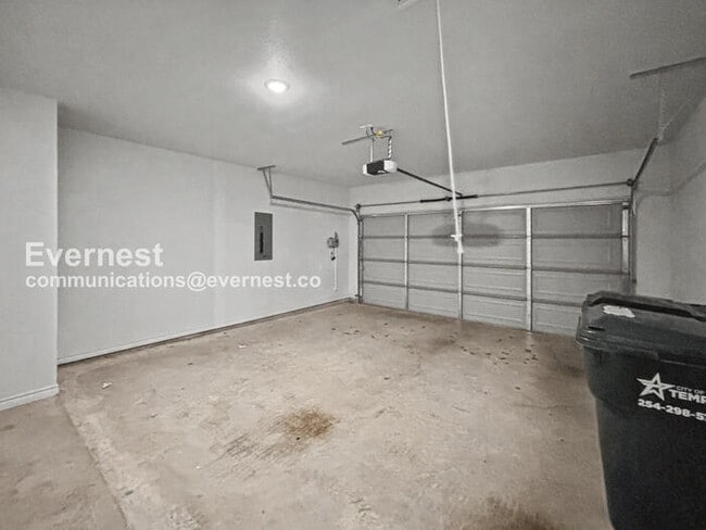 Building Photo - 2236 Hornbeam St