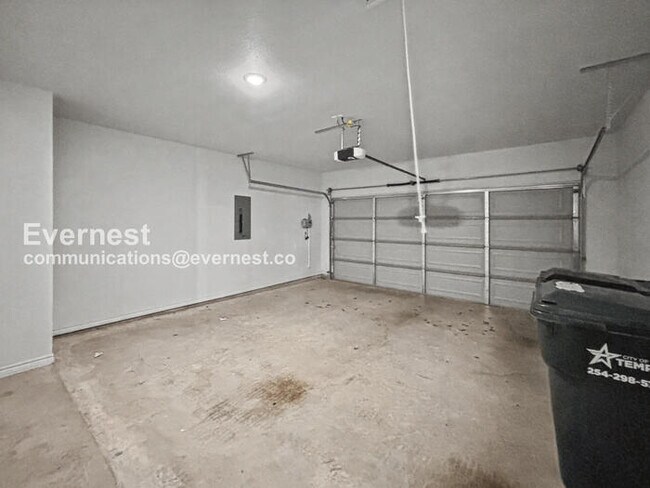 Building Photo - Limited Time Special Offer / 3 Bed/2 Bath Home with Attached Garage / Pet-Friendly / Vouchers Acc...