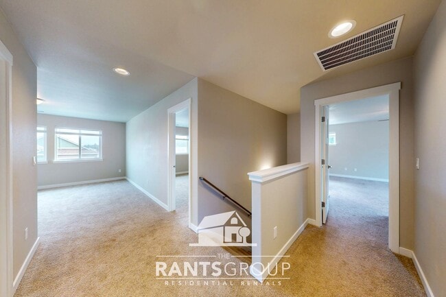 Building Photo - Modern 3-Bed Home in Steilacoom Ridge w/ A...