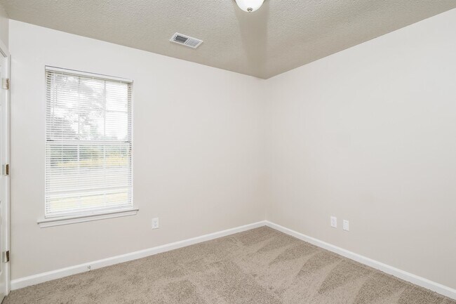 Building Photo - 7073 Gleneagles Dr