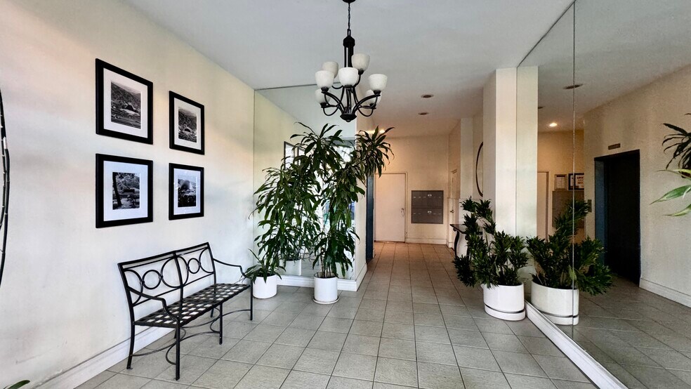 Building Photo - 645 Westmount Dr