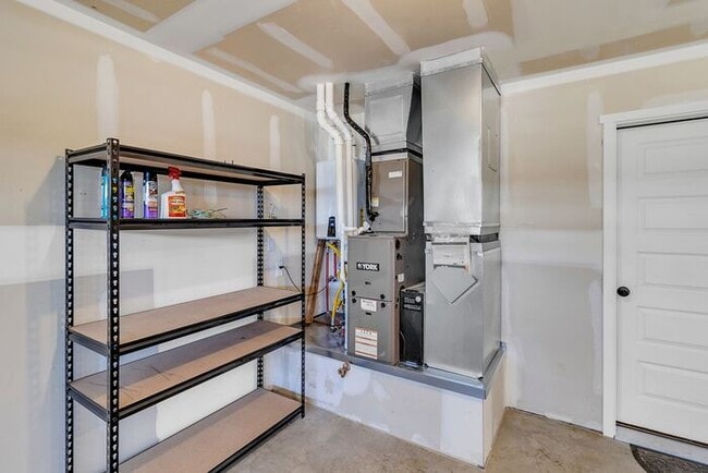 Building Photo - Modern 3 Bedroom 3 Bath Townhome in New Construction Neighborhood