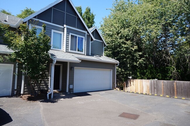 Building Photo - Beautiful Beaverton Townhouse