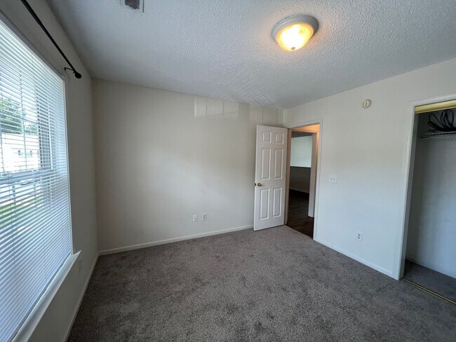 Building Photo - Updated Holten Place, top floor, two bedro...