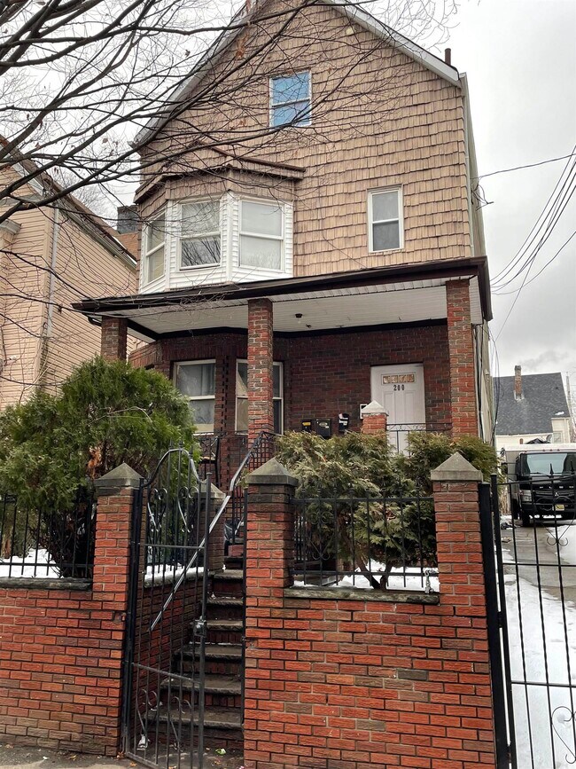 Primary Photo - 200 N 6th St