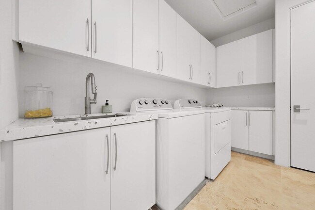 Building Photo - 50070 Vía De Moda