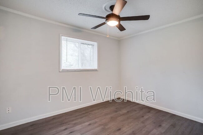 Building Photo - 420 W Mahoney Dr