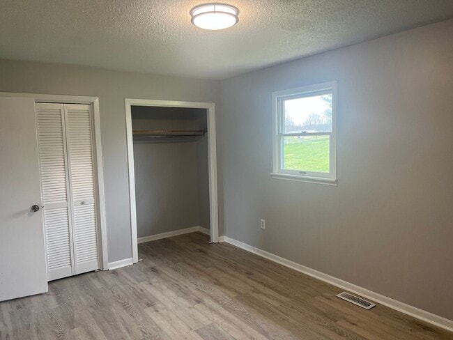 Building Photo - UPDATED 2 BEDROOM TOWNHOUSE WITH COMMUNITY POOL