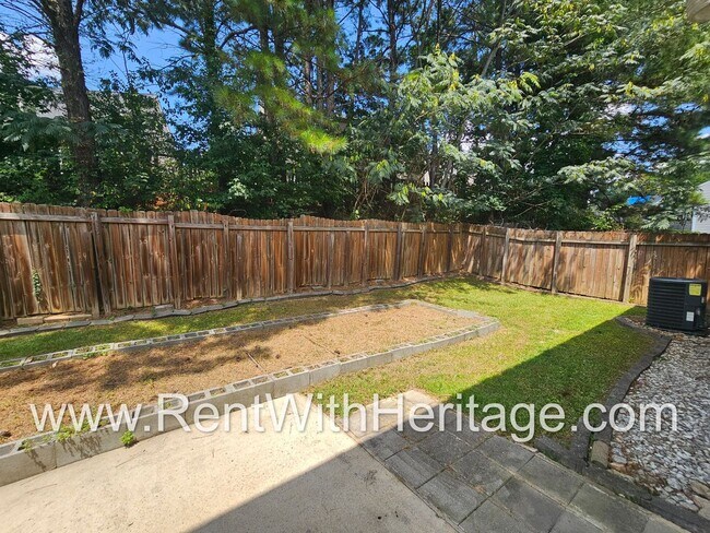 Building Photo - Gorgeous 5 bedroom, 2.5 bath / Attention t...