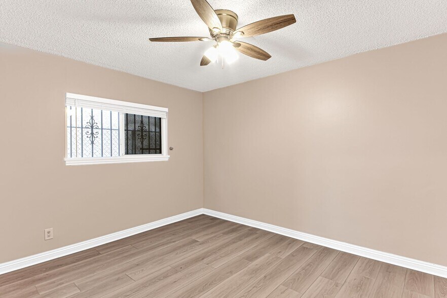 Building Photo - 1427 W Parade St