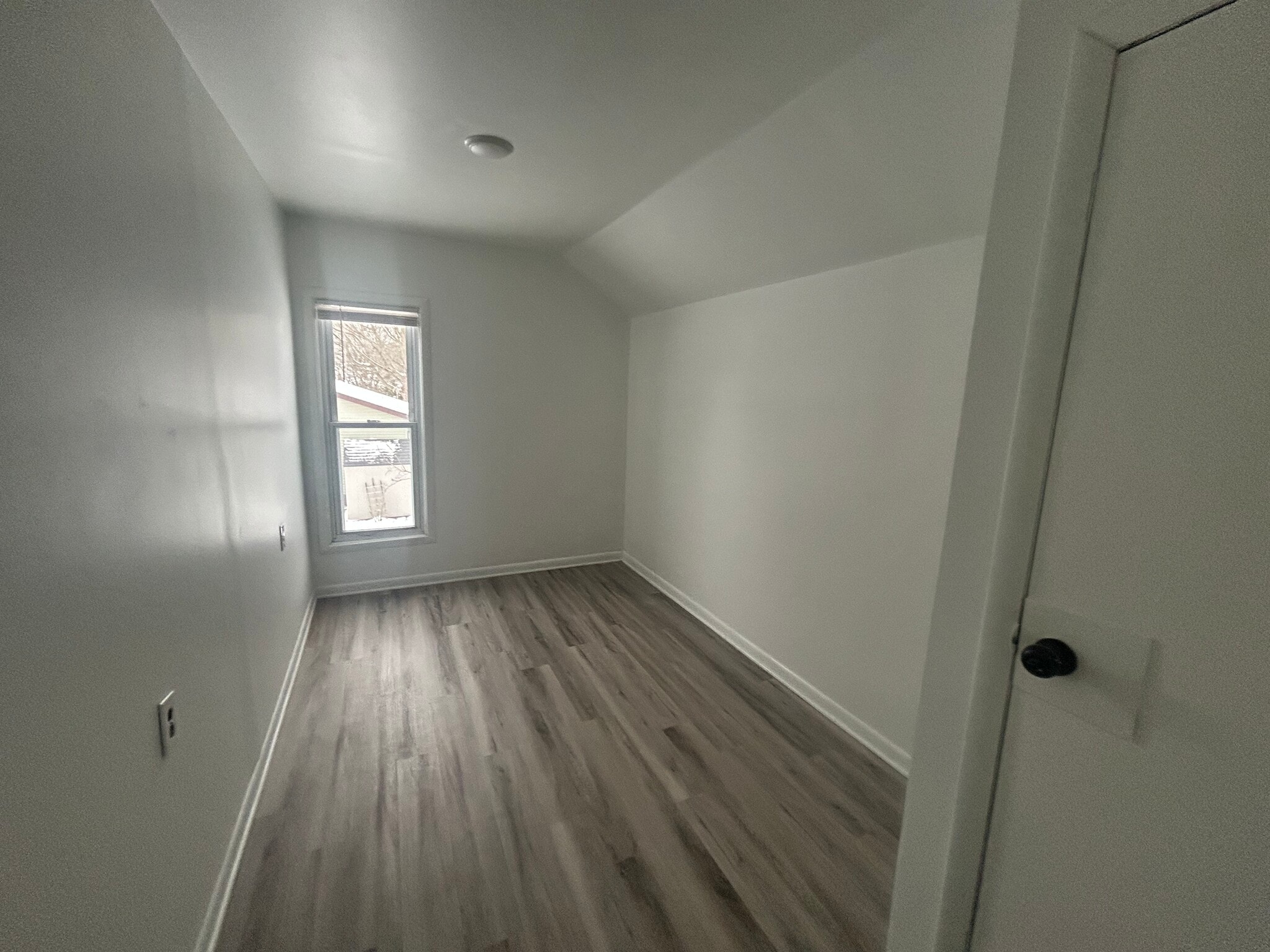 Building Photo - 421 W Bond St